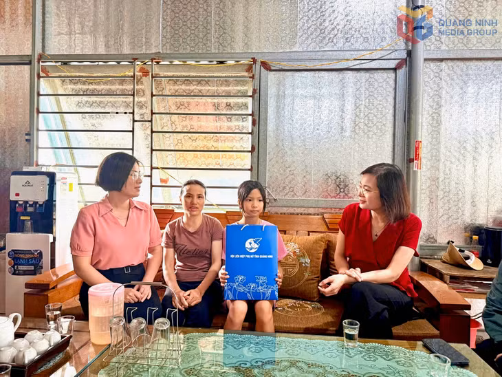 Lãnh đạo Hội LHPN tỉnh thăm hỏi, tặng quà cháu Bùi Thị Ngọc Lanh (thôn Quảng Chính 9, xã Quảng Hà) nhân dịp Quốc tế thiếu nhi 1/6