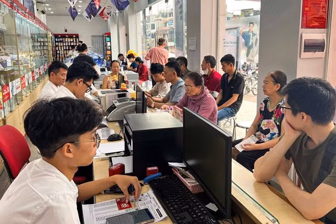 Nhiều người xác thực xong vẫn không biết thuê bao đã được mở lại hay chưa. Ảnh: LĐ