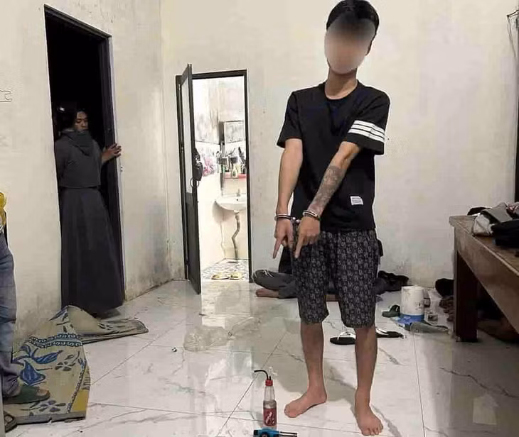 Một đối tượng bị cơ quan chức năng bắt giữ. Ảnh: Công an