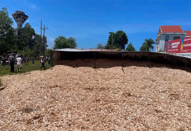 Hàng hóa trên thùng xe đầu kéo đổ xuống đường. Ảnh: Phạm Duy