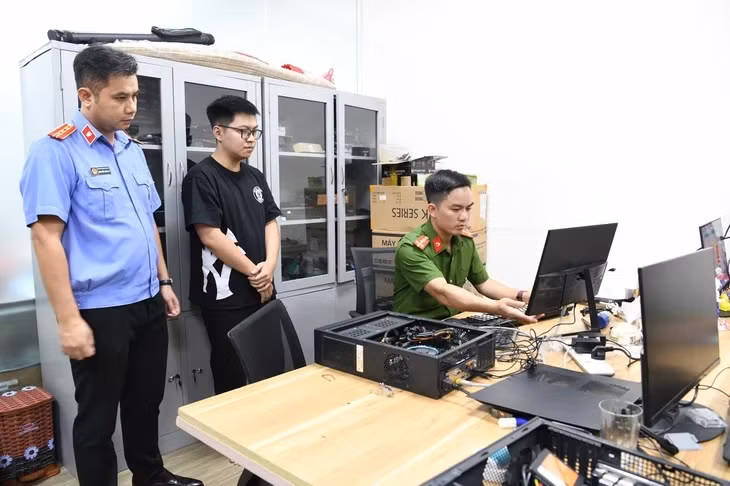 Cơ quan công an tiến hành khám xét khẩn cấp, thu thập tài liệu chứng cứ liên quan Công ty TNHH MTV Giải pháp công nghệ Tek-solution - Ảnh: Công an tỉnh Phú Thọ