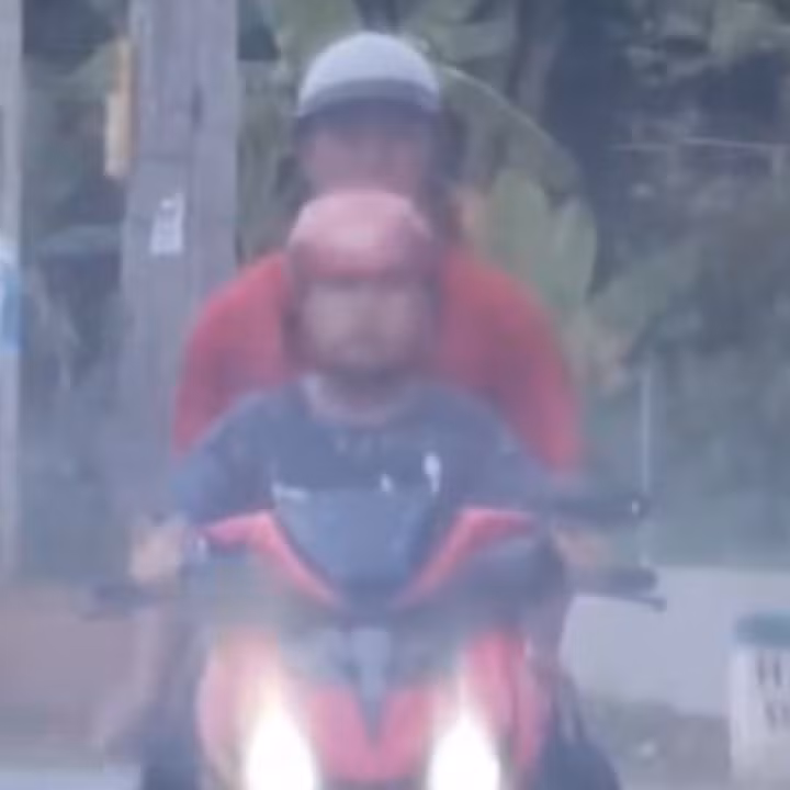 Hình ảnh cháu H. cầm lái xe máy đi trên địa phận xã Bảo Hà. (Ảnh chụp màn hình)