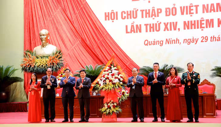 Tỉnh ủy, HĐND, UBND tỉnh, Ủy ban MTTQ tỉnh tặng hoa chúc mừng Đại hội.