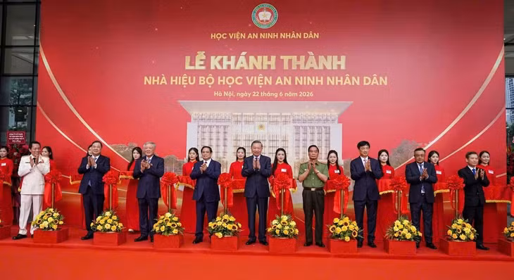 Tổng Bí thư, Chủ tịch nước Tô Lâm và các đồng chí lãnh đạo, nguyên lãnh đạo Đảng, Nhà nước thực hiện nghi thức cắt băng khánh thành công trình Nhà hiệu bộ Học viện An ninh nhân dân. (Ảnh: MINH CHÍNH)