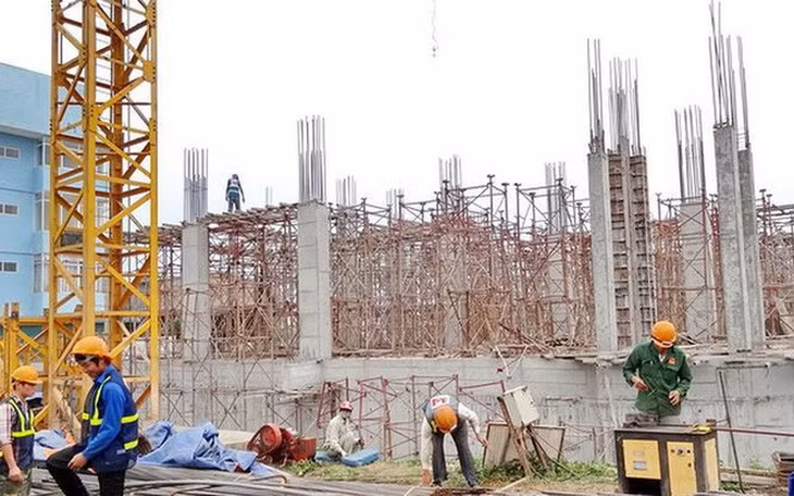 Cấp phép xây dựng phải tuân thủ quy định về điều kiện để cấp giấy phép xây dựng theo quy định tại khoản 1 Điều 44 Luật Xây dựng năm 2025.