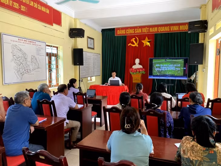 Đồng chí Hà Ngọc Trung, Bí thư Chi bộ, Trưởng thôn Quảng Long 8, xã Đường Hoa, ứng dụng chuyển đổi số vào sinh hoạt chi bộ.
