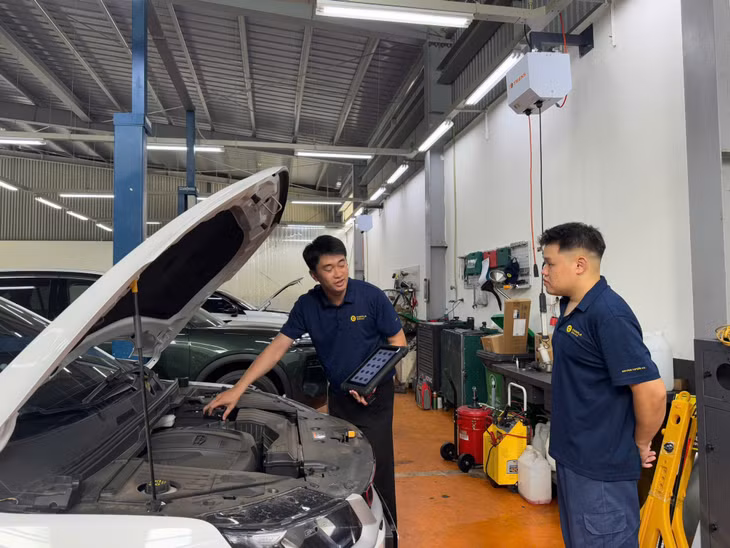 Công nhân lao động tại Công ty TNHH Kinh doanh ô tô Tasco Auto chi nhánh Quảng Ninh.