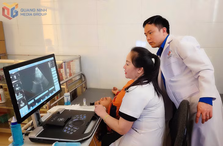 Bác sĩ Bệnh viện Đa khoa tỉnh hướng dẫn chuyên môn cho bác sĩ của Trạm Y tế xã Quảng Đức trong chương trình khám chữa bệnh lưu động, tháng 3/2026.