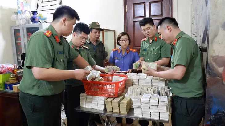 Công an khám xét, thu giữ tiền cùng các tang vật liên quan - Ảnh: Công an cung cấp