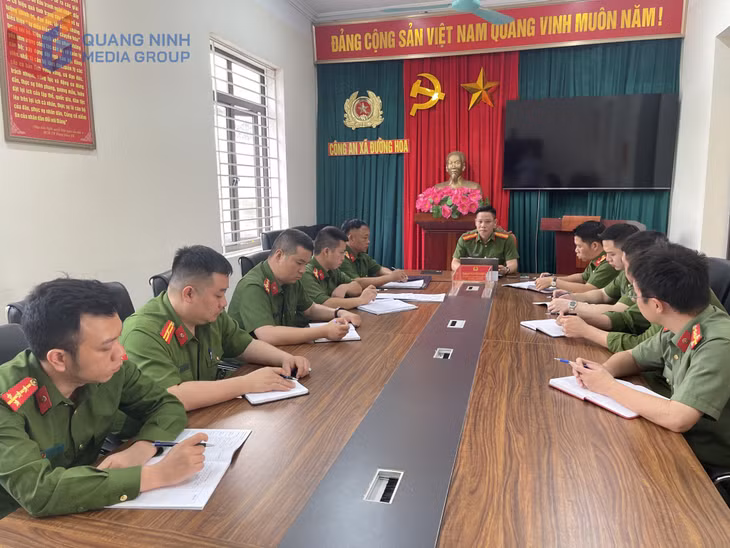 Công an xã Đường Hoa họp bàn phương án đảm bảo trật tự ATGT trong dịp hè 2026.