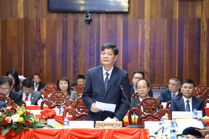 Đồng chí Vũ Ngọc Lý, Tổng Lãnh sự nước Cộng hòa xã hội chủ nghĩa Việt Nam tại Luông Pha Băng, phát biểu tại hội nghị.