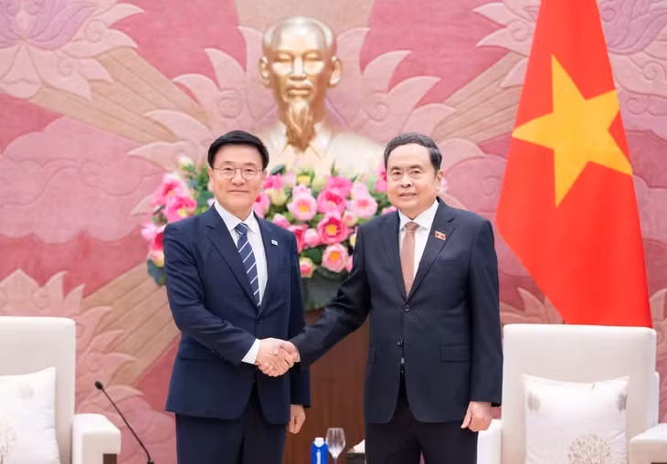 Chủ tịch Quốc hội Trần Thanh Mẫn đã tiếp Đoàn đại biểu Viện nghiên cứu kinh tế Kimhakmin E-roun (Hàn Quốc) do Giám đốc viện, Giáo sư Kim Hak-min dẫn đầu đang có chuyến thăm, làm việc tại Việt Nam.