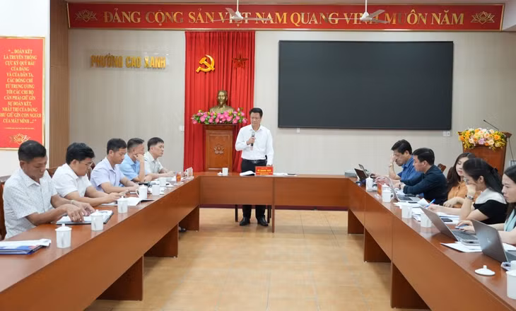 Đồng chí Vũ Quang Trực, Phó Chủ tịch Ủy ban MTTQ tỉnh, Trưởng đoàn giám sát phát biểu ý kiến tại cuộc làm việc với phường Cao Xanh.