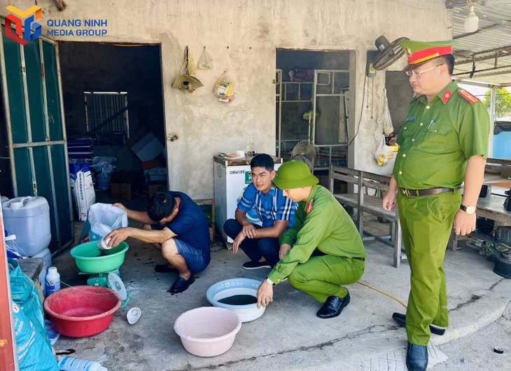 Phòng Cảnh sát ĐTTP về ma túy và Công an phường Đông Mai kiểm tra mô hình nuôi tôm của anh Nguyễn Văn Huấn sau giải ngân vốn vay ưu đãi.