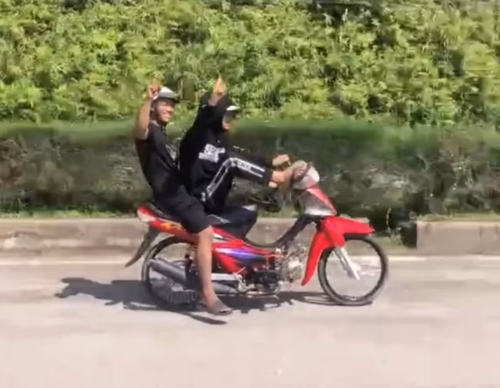 Hình ảnh lái xe bằng chân cực kỳ nguy hiểm của hai thiếu niên - Ảnh: Công an xã Bờ Y