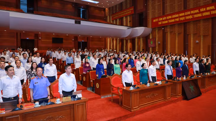 Các đại biểu thực hiện lễ chào cờ.