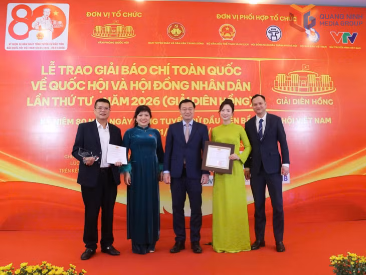 Các phóng viên của Báo và Phát thanh, truyền hình tỉnh nhận giải Diên hồng