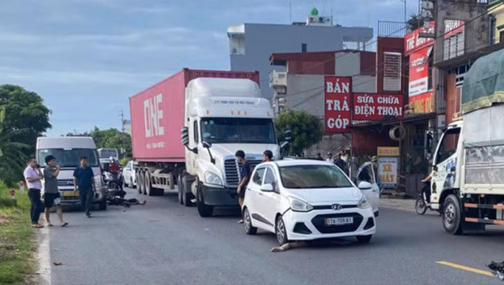 Hiện trường vụ tai nạn giao thông liên hoàn khiến 3 người thương vong.