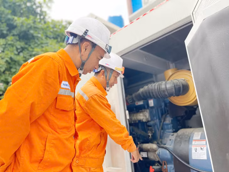 Công nhân Điện lực Hạ Long kiểm tra máy phát điện dự phòng tại điểm thi Trường TH - THCS &amp; THPT Văn Lang (phường Hồng Gai).