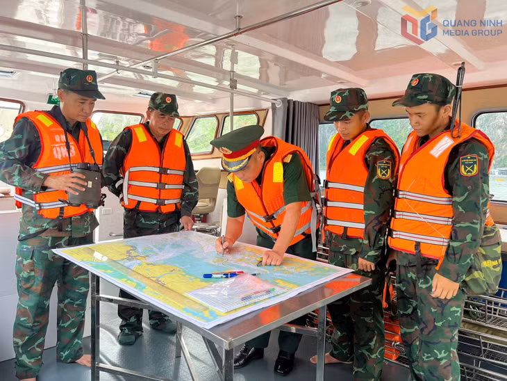 Lực lượng vũ trang tham gia tìm kiếm cứu nạn trên biển.
