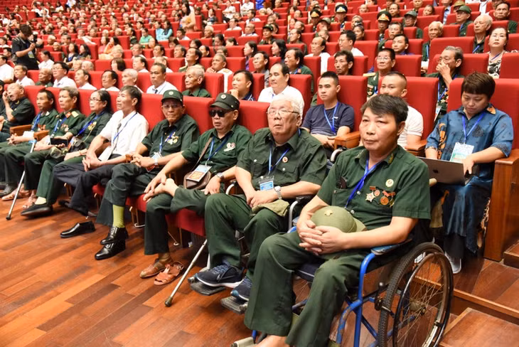 Trình Chủ tịch nước tặng quà cho người có công nhân kỷ niệm 79 năm ngày Thương binh - Liệt sĩ.