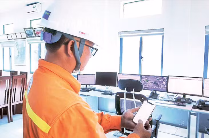 Nhân viên vận hành theo dõi thông số vận hành đường dây truyền tải qua ứng dụng.