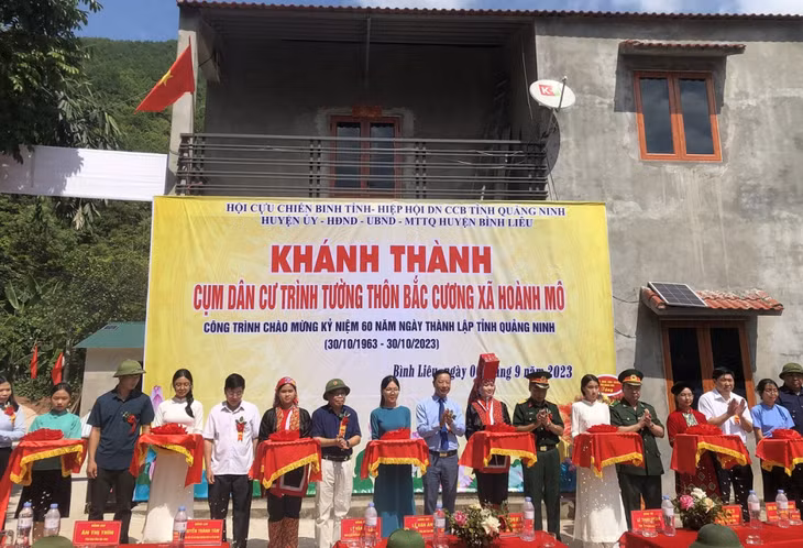 Lãnh đạo Hội Cựu chiến binh tỉnh cắt băng khánh thành hạ tầng bản Bắc Cương, xã Hoành Mô.
