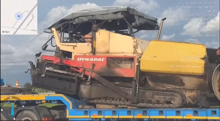 CSGT xử phạt xe đầu kéo chở xe lu, xe bánh xích chằng buộc sơ sài trên cao tốc Cần Thơ - Cà Mau. (Ảnh: Cục CSGT)