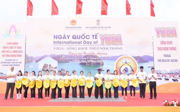 Ban tổ chức tặng cờ và áo lưu niệm cho đại diện các đoàn Yoga tham dự sự kiện