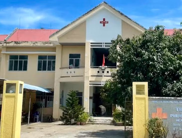 Người đàn ông bị điện giật được đưa đến Trạm Y tế phường Mũi Né cấp cứu nhưng đã tử vong. Ảnh: Duy Tuấn