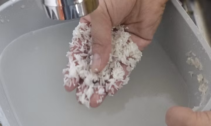 Gạo nên được vo sạch vừa phải, không chà xát quá kỹ để giữ lại dưỡng chất tự nhiên. (Ảnh minh họa)
