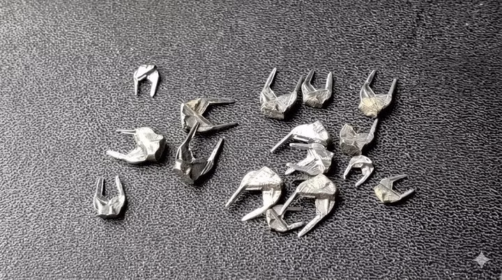 Mạt sắt rơi xuống đường khiến nhiều xe máy, ô tô đi qua bị thủng săm, nổ lốp.