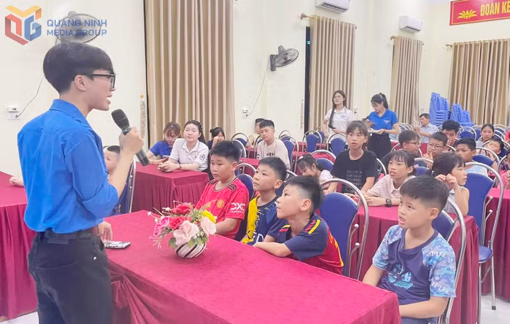 Một buổi sinh hoạt Tiếng Anh cộng đồng tại khu phố Quang Trung 4, phường Uông Bí do CLB Sinh viên 5 tốt (Trường Đại học Hạ Long) tổ chức.