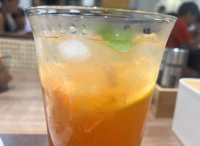 Nước ép trái cây không đường có thể hỗ trợ giảm mỡ máu cao trong mùa hè nắng nóng. Ảnh: Kiều Vũ