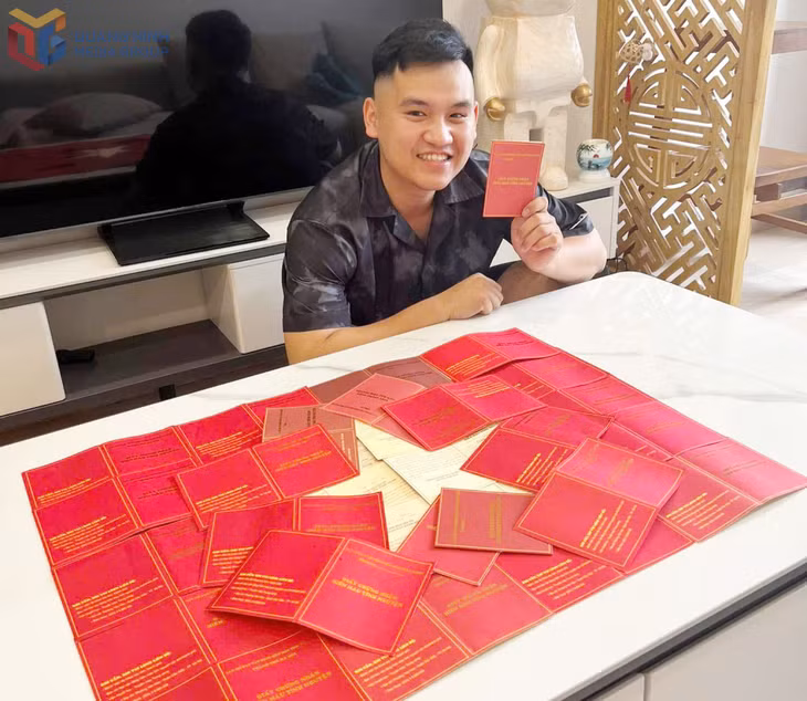Hoàng Văn Trường bên những giấy chứng nhận hiến máu, ghi dấu hành trình 7 năm lan tỏa lòng nhân ái và tinh thần cống hiến vì cộng đồng.