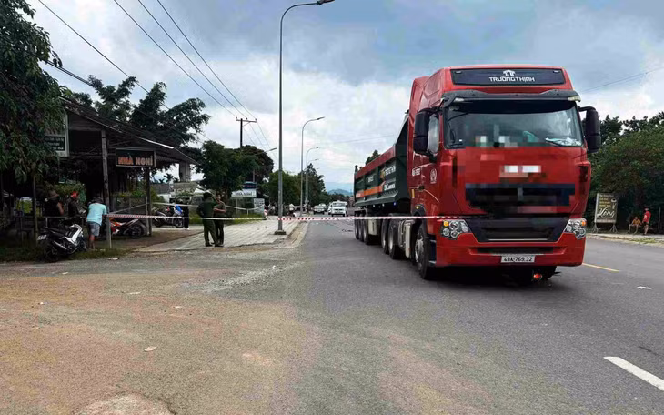 Xe đầu kéo do Hoàng điều khiển gây tai nạn với xe máy khiến 2 người tử vong. Ảnh: Hải Đường