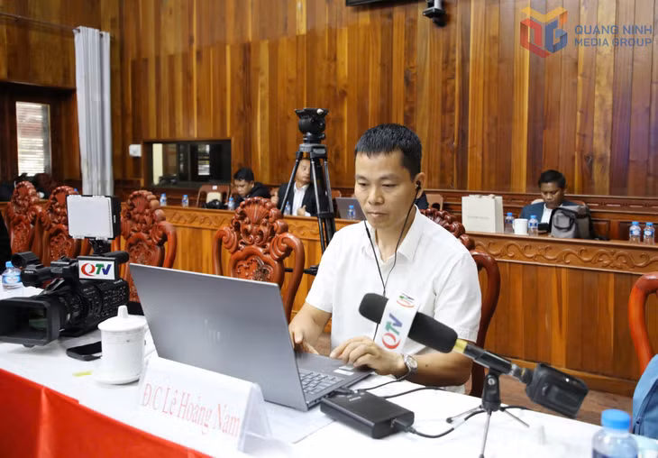 Phóng viên Lê Hoàng Nam (Phòng Thời sự, Báo và Phát thanh, Truyền hình Quảng Ninh) tác nghiệp tại Lào.