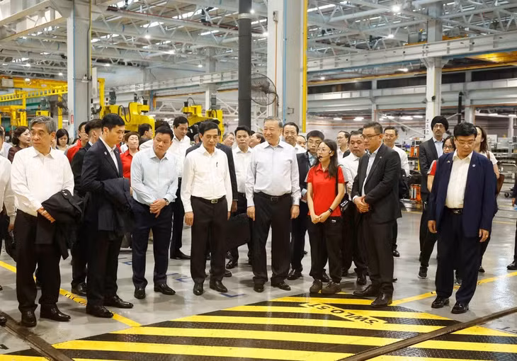 Tổng Bí thư, Chủ tịch nước Tô Lâm thăm Trung tâm Thử nghiệm Đường sắt Singapore. (Ảnh: TTXVN)