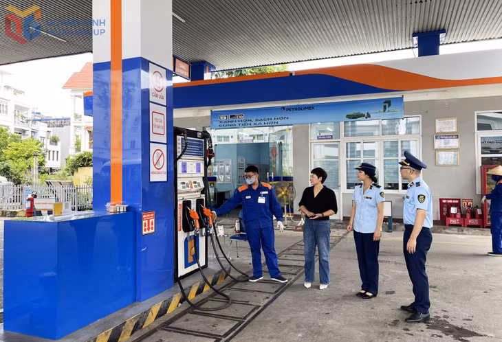 Đội QLTT số 5 kiểm tra hoạt động kinh doanh xăng E10 trên địa bàn quản lý.