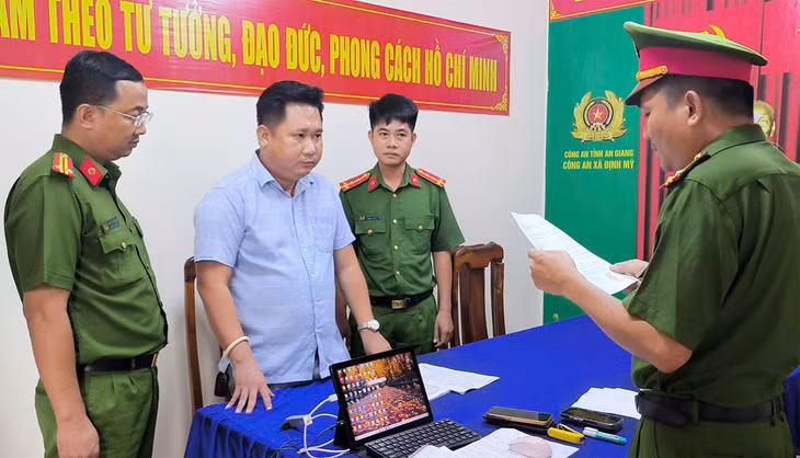 Cơ quan Cảnh sát điều tra Công an tỉnh An Giang thi hành lệnh bắt tạm giam đối với Nguyễn Phước Hậu để điều tra về hành vi “Lừa đảo chiếm đoạt tài sản”. Ảnh: Vũ Tiến