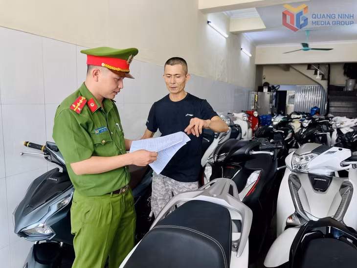 Kiểm tra giấy tờ phương tiện được bày bán tại cửa hàng kinh doanh xe máy cũ.