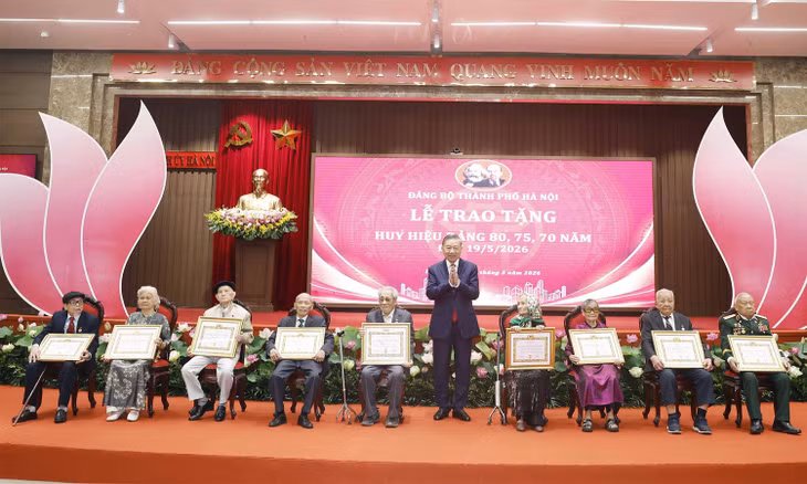 Tổng Bí thư, Chủ tịch nước Tô Lâm trao giấy chứng nhận cho các đảng viên lão thành được nhận Huy hiệu 80 năm tuổi Đảng dịp 19/5. (Ảnh: TTXVN)