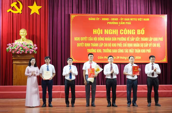 Lãnh đạo phường Cẩm Phả trao quyết định cho Bí thư Chi bộ, Trưởng khu, Trưởng Ban Công tác mặt trận khu 1.