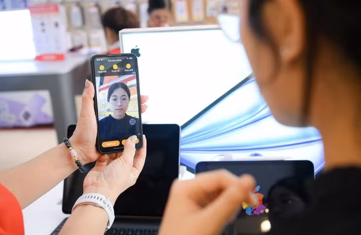 Nhân viên nhà mạng hỗ trợ khách hàng xác thực thông tin thuê bao - Ảnh: Viettel Telecom