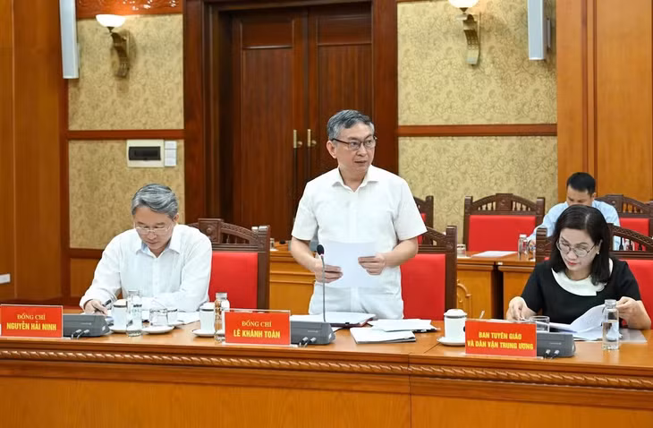 Phó Chánh Văn phòng Trung ương Lê Khánh Toàn báo cáo tại cuộc họp. (Ảnh: DUY LINH)