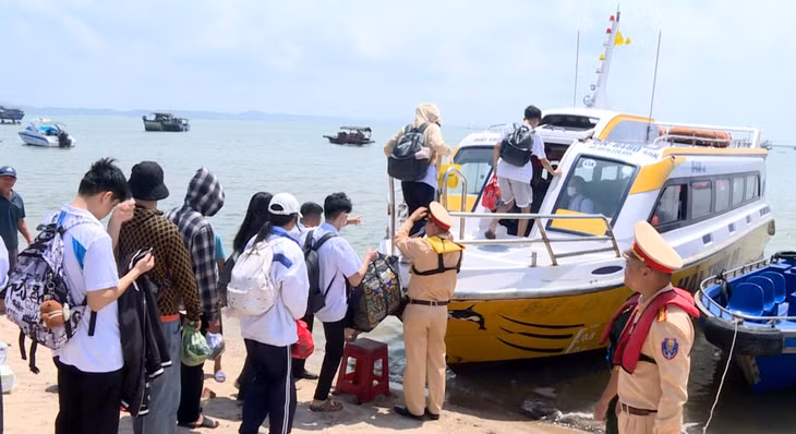 Đội Cảnh sát Đường thủy, Phòng CSGT (Công an tỉnh) kiểm tra an toàn đối với phương tiện phục vụ người dân, học sinh tuyến bến Mũi Ngọc (Phường Móng Cái 1) - Bến cảng Vạn Gia (xã Vĩnh Thực). 