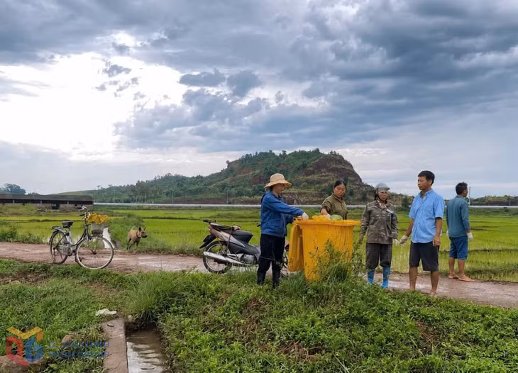Thành viên câu lạc bộ “Nông dân bảo vệ môi trường” xã Đông Ngũ, tham gia thu gom rác thải trên đồng ruộng.