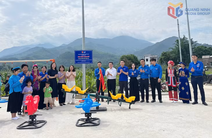 Đoàn Than Quảng Ninh trao tặng công trình sân vui chơi thiếu nhi cho xã Lục Hồn.