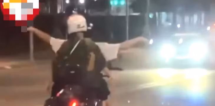 Clip người đi đường quay lại cảnh buông hai tay tạo dáng "chim bay"