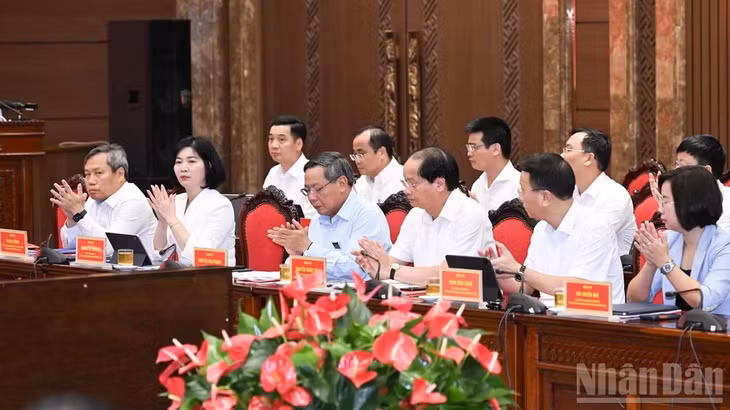 Các đồng chí trong Ban Thường vụ Thành ủy Hà Nội tham dự cuộc làm việc. (Ảnh: Trần Hải)